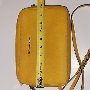 Michael Kors Jet set large east west, crossbody in marigold,  gold h…